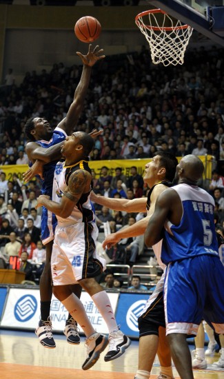 图文cba半决赛新疆vs江苏哈维隔人抛射