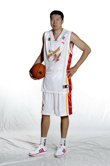图文八一男篮新赛季宣传照王治郅一脸成熟