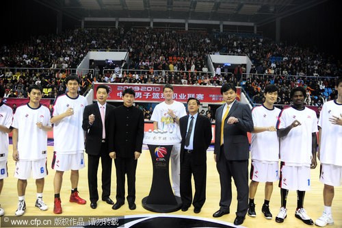 图文广东男篮领取总冠军戒指全队合影展示钻戒