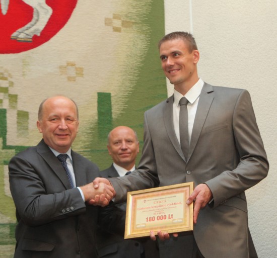 图文世锦赛立陶宛迎接男篮凯旋队长代表领奖金