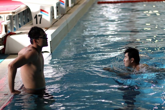 图文中国男篮游泳池里过中秋王仕鹏与朱芳雨