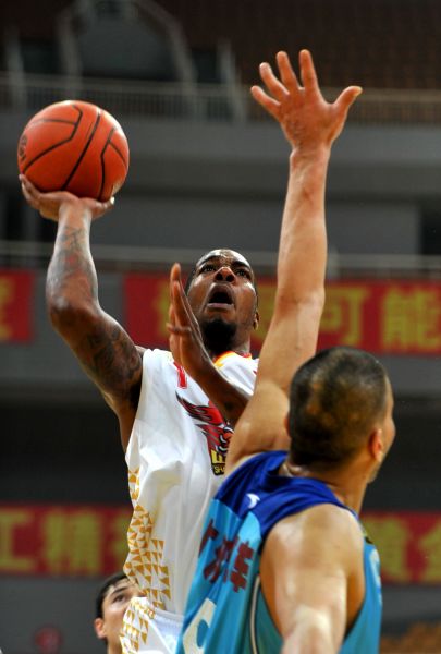 图文cba山东黄金120109新疆怀特在大巴头上投篮