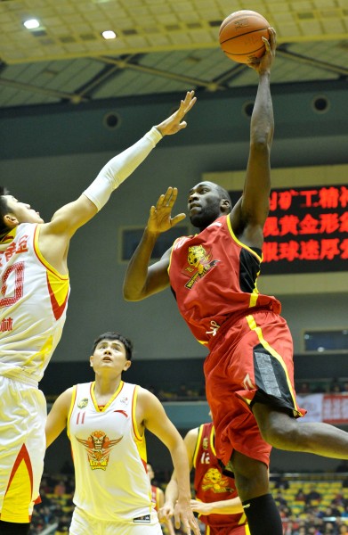 图文-山东100-99吉林 杰米尔在比赛中投篮得分_篮球-cba_新浪竞技风暴