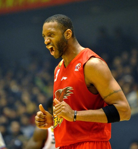 图文山东106比99胜青岛麦迪在比赛中怒吼