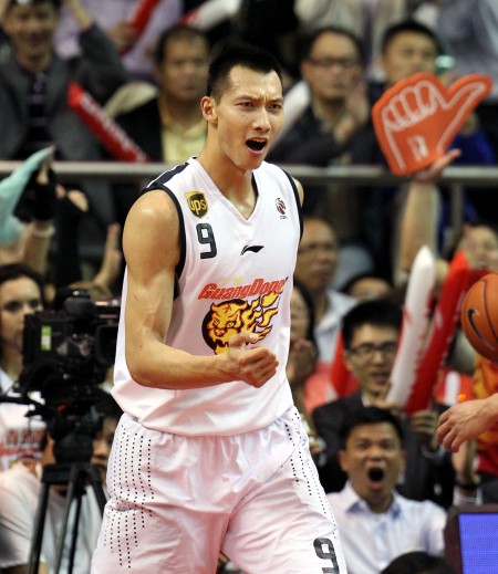 3月27日,广东东莞银行队球员易建联在比赛中庆祝得分.