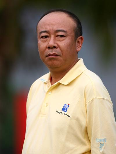 海南亚龙湾高尔夫球会总经理陈亚雄向球友拜年
