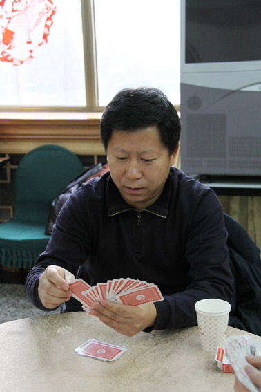 中央民族大学副校长马文喜参加第三届鸡鸣山杯扑克赛 记者 张世辉 摄