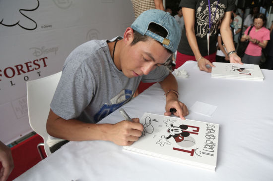 clot&disney签名会 陈冠希分享新身份总编辑心情