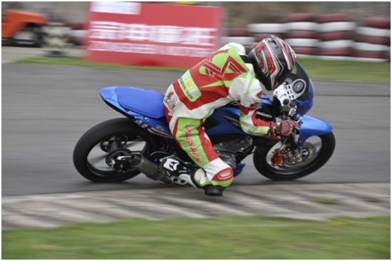 驾驶93号车的张浪在比赛中