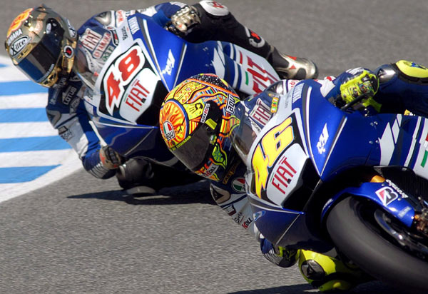 图文-motogp西班牙站正式比赛 罗西与队友洛伦佐竞逐