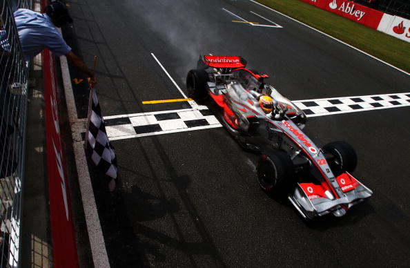 图文-f1英国大奖赛正赛 汉密尔顿率先冲线的英姿_赛车-f1_nike新浪