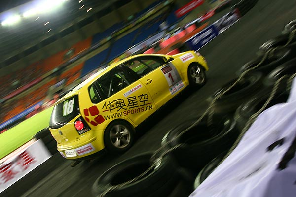 图文-首届中国王中王争霸赛 韩寒开polo驾轻就熟