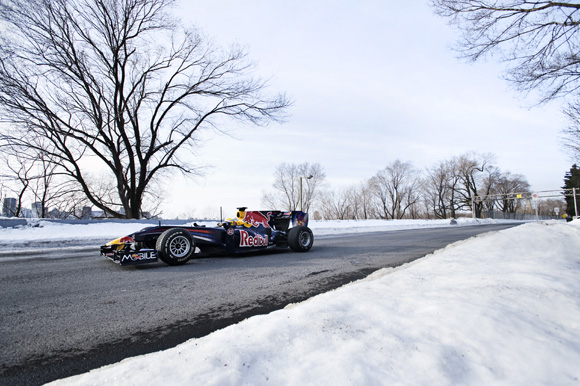 图文-红牛加拿大f1冰上秀 路面两侧白雪皑皑