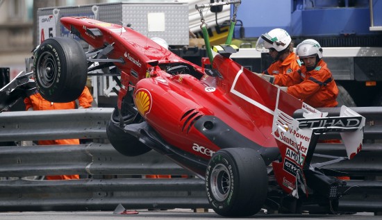 图文:—f1摩纳哥站:阿隆索撞车