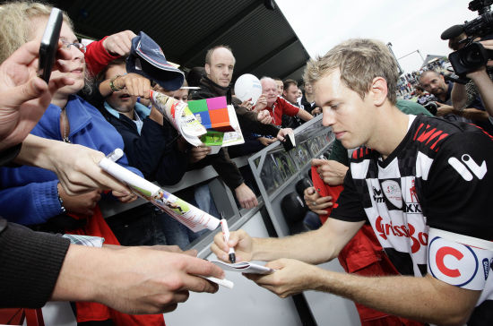 图文维泰尔参加慈善足球赛耐心为粉丝签名