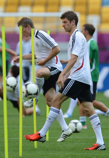 图文德国队赛前训练备战穆勒认真投入训练