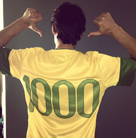 卡卡身穿印有1000数字的巴西球衣