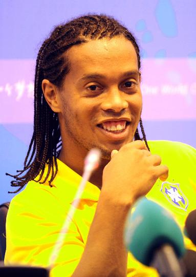 图文巴西国奥举行新闻发布会罗纳尔迪尼奥微笑