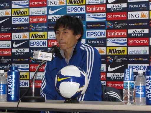 图文-[亚冠]水原三星4-1鹿岛鹿角 李玮峰面对提问