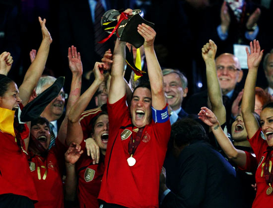 图文德国问鼎09芬兰女足欧锦赛冠军举起冠军奖杯