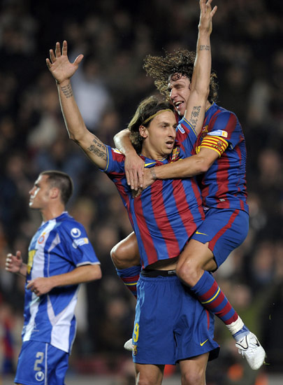 图文西甲巴塞罗那vs西班牙人普约尔攀上伊布大树