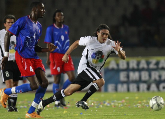 当日,一场由众多球星组成的"海地之友"足球队与海地国家男足队在