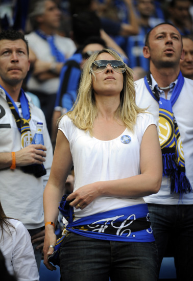 图文-美女球迷观战欧冠决赛 迫切得期待大战到来_国际足球-意大利