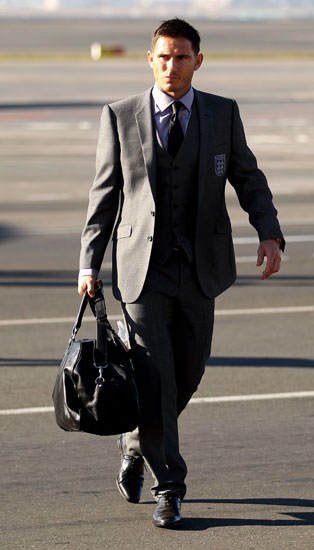 图文-英格兰队抵达南非 兰帕德行色匆匆