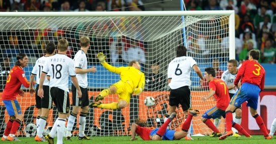 图文-[半决赛]德国vs西班牙 普约尔头球破门