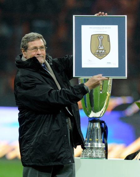 图文意甲国米vs那不勒斯国际足联官员展示奖牌