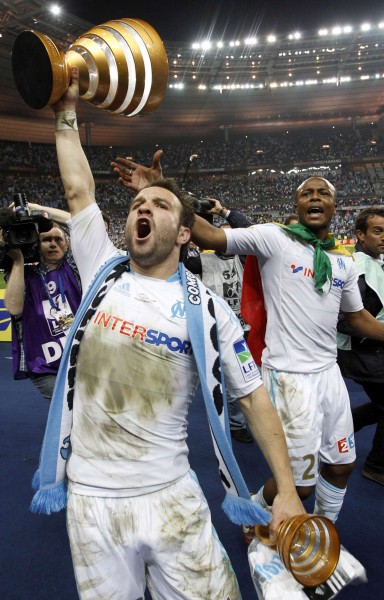 图文-马赛队卫冕法国联赛杯冠军 巴尔武埃纳捧杯