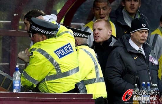 球迷被警察带走
