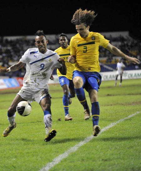 图文-[热身赛]巴西2-0加蓬 路易斯与奥巴梅扬争球_国际足球-五洲热报