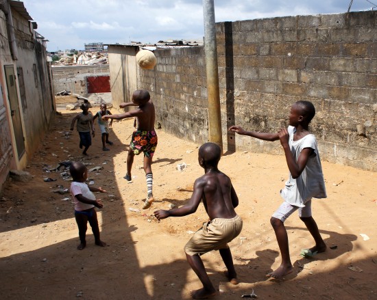 图文热情洋溢的非洲足球孩子们在贫民窟踢球