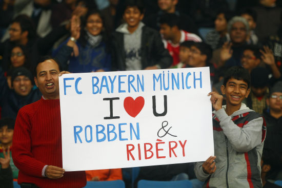 图文拜仁vs印度国家队印度球迷对罗本喜爱有佳