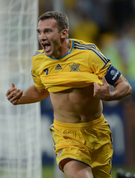 图文欧洲杯乌克兰21瑞典舍甫琴科撩衣庆祝