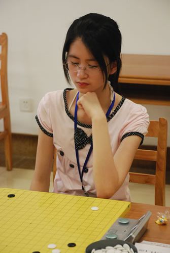 图文-全国定段赛第2日开赛 邓婕沉稳看棋盘思考