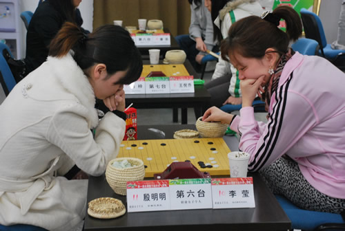 图文-智运会围棋首日比赛现场 殷明明对阵李莹