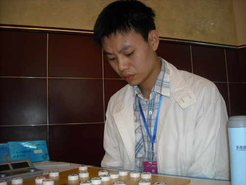 图文象棋个人赛第6轮现场许银川表情严肃