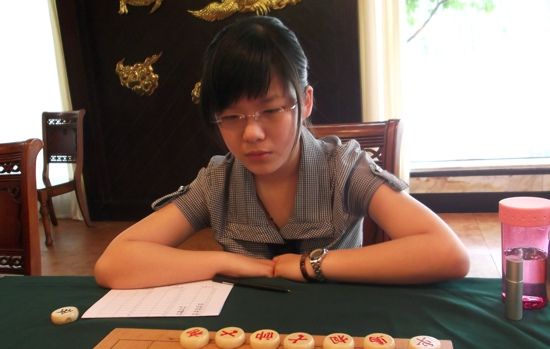 图文-博瑞杯象棋青年赛第2轮 陈雅文淡定出赛