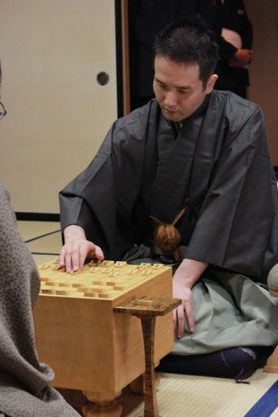 丸山忠久后手迎战新浪体育讯 北京时间11月9日,日本第24期将棋龙王战