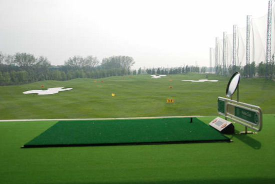 各大练习场也都进入了养草护草阶段,燕西俱乐部高尔夫练习场冬季营业