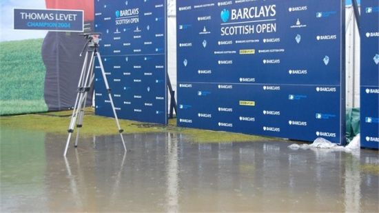 球员采访区的积水