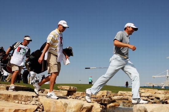 图文-迪拜世界球场开业典礼 加西亚跨过小溪