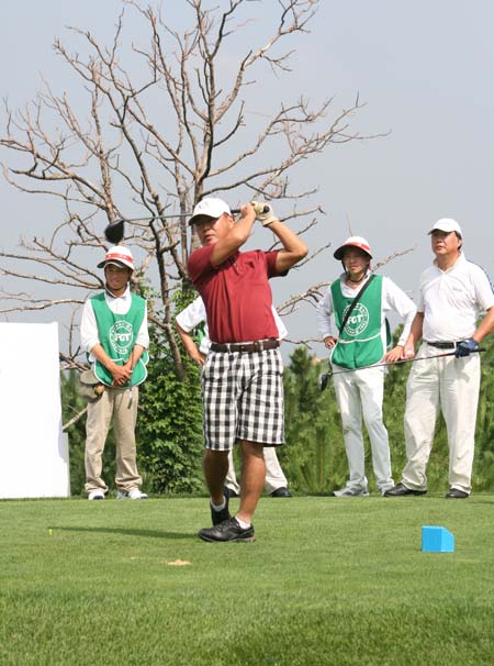 图文-中信博鳌千舟湾fgt赛次轮 何军观看小球_综合体育_nike新浪竞技