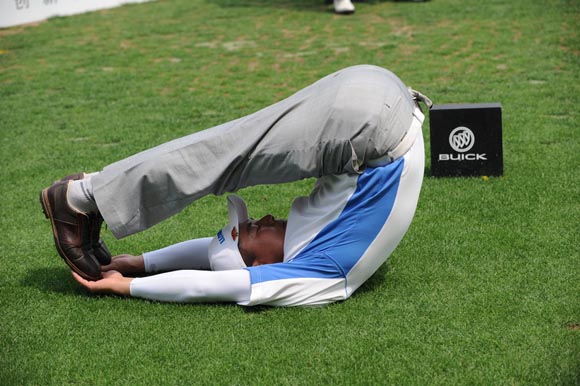 图文-俱乐部联赛南三区次轮 独特的身体拉伸动作