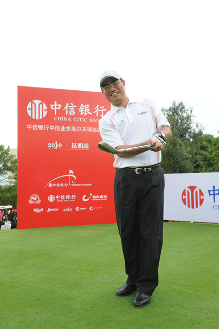 图文中信银行业巡赛配对赛陆金根行长准备开球