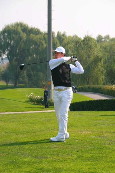 图文-高尔夫京鹰队周年赛 队员开球