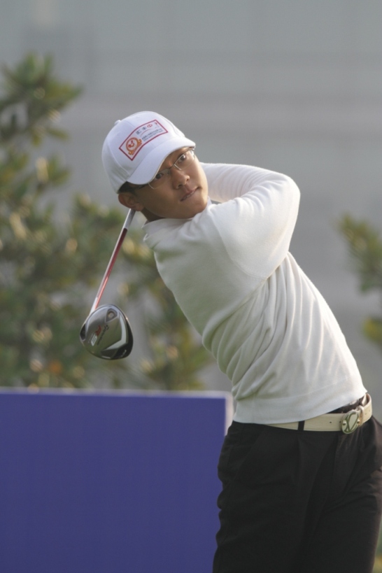 男b冠军陈子豪新浪体育讯 2010汇丰全国青少年高尔夫冠军赛总决赛10月