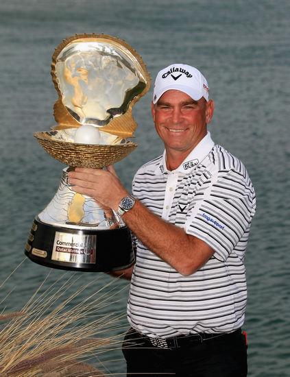 图文-卡塔尔大师赛第四轮 比约恩捧得奖杯